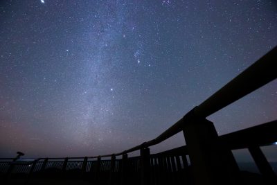 無料壁紙 展望台の手すりの先は天の川と満天の星。PCとデスクトップ壁紙に最適な4K高画質の無料壁紙。三重県南伊勢町の鵜倉園地で撮影したフリー写真素材