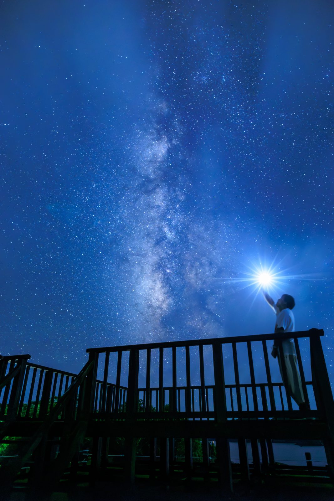 無料スマホ壁紙 天の川と巻き肩の男。AndroidとiPhoneに対応した4K高画質の無料待ち受け画像。三重県南伊勢町の中ノ磯展望台で撮影したフリー写真素材