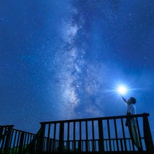 無料スマホ壁紙 天の川と巻き肩の男。AndroidとiPhoneに対応した4K高画質の無料待ち受け画像。三重県南伊勢町の中ノ磯展望台で撮影したフリー写真素材