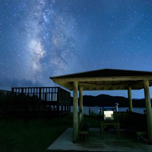 公園の広場と天の川