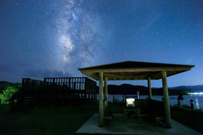 フリー写真素材「公園の広場と天の川」