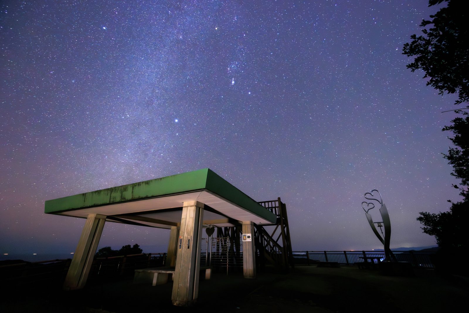 無料壁紙 東屋と冬の天の川とハートオブジェ。PCとデスクトップ壁紙に最適な4K高画質の無料壁紙。三重県南伊勢町の鵜倉園地で撮影したフリー写真素材