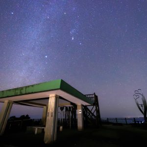 無料壁紙 東屋と冬の天の川とハートオブジェ。PCとデスクトップ壁紙に最適な4K高画質の無料壁紙。三重県南伊勢町の鵜倉園地で撮影したフリー写真素材