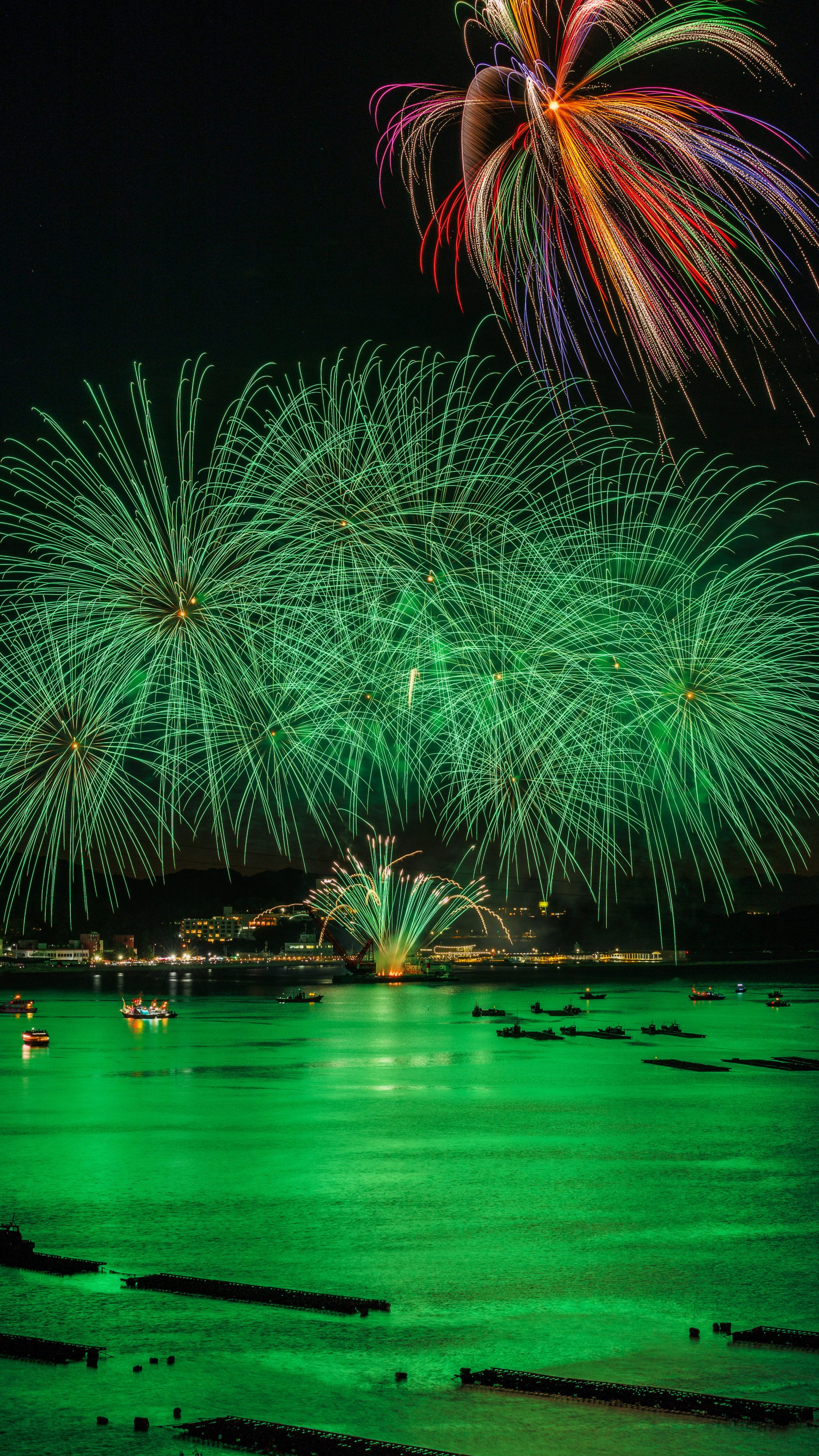 無料スマホ壁紙 緑色の花火に染まる鳥羽湾。AndroidとiPhoneに対応した4K高画質の無料待ち受け画像。三重県鳥羽市の鳥羽みなとまつりで撮影したフリー写真素材
