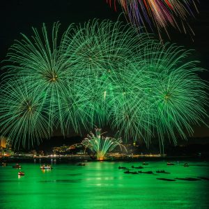 緑色の花火に染まる鳥羽湾