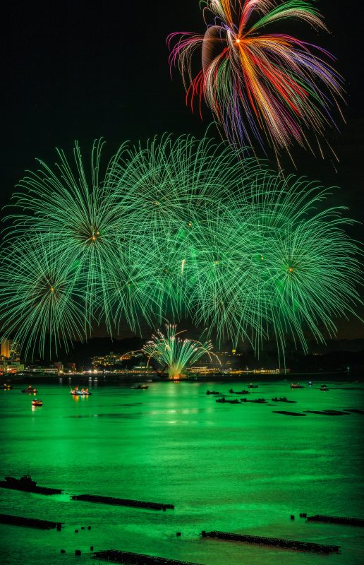 鳥羽みなとまつりの写真「緑色の花火に染まる鳥羽湾」