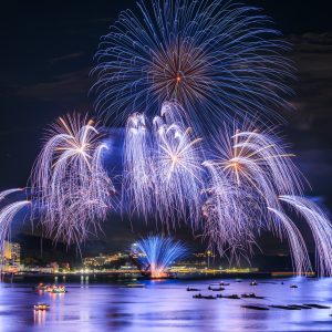鳥羽みなとまつりの写真「青色の連発花火」
