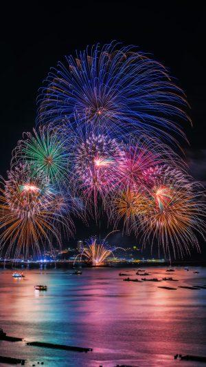 無料スマホ壁紙「カラフルな連発花火」