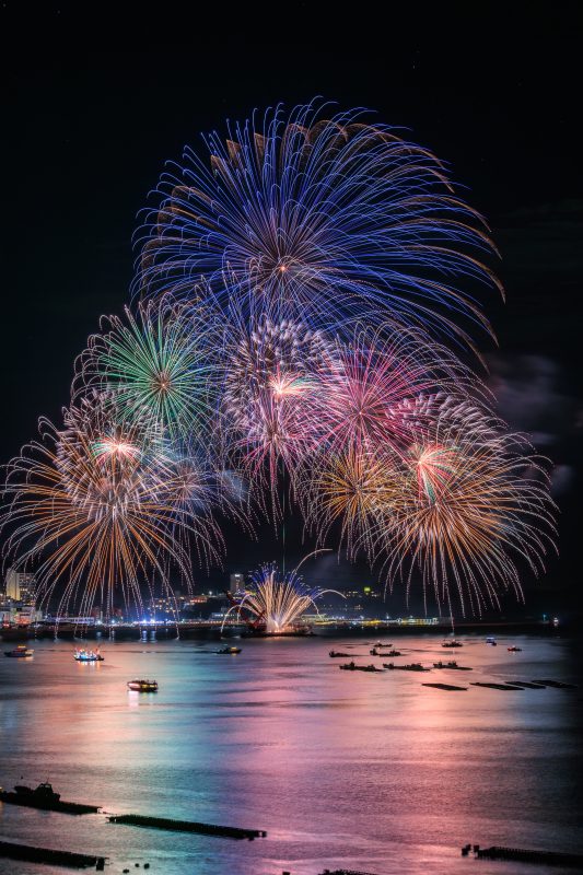 鳥羽みなとまつりの写真「カラフルな連発花火」