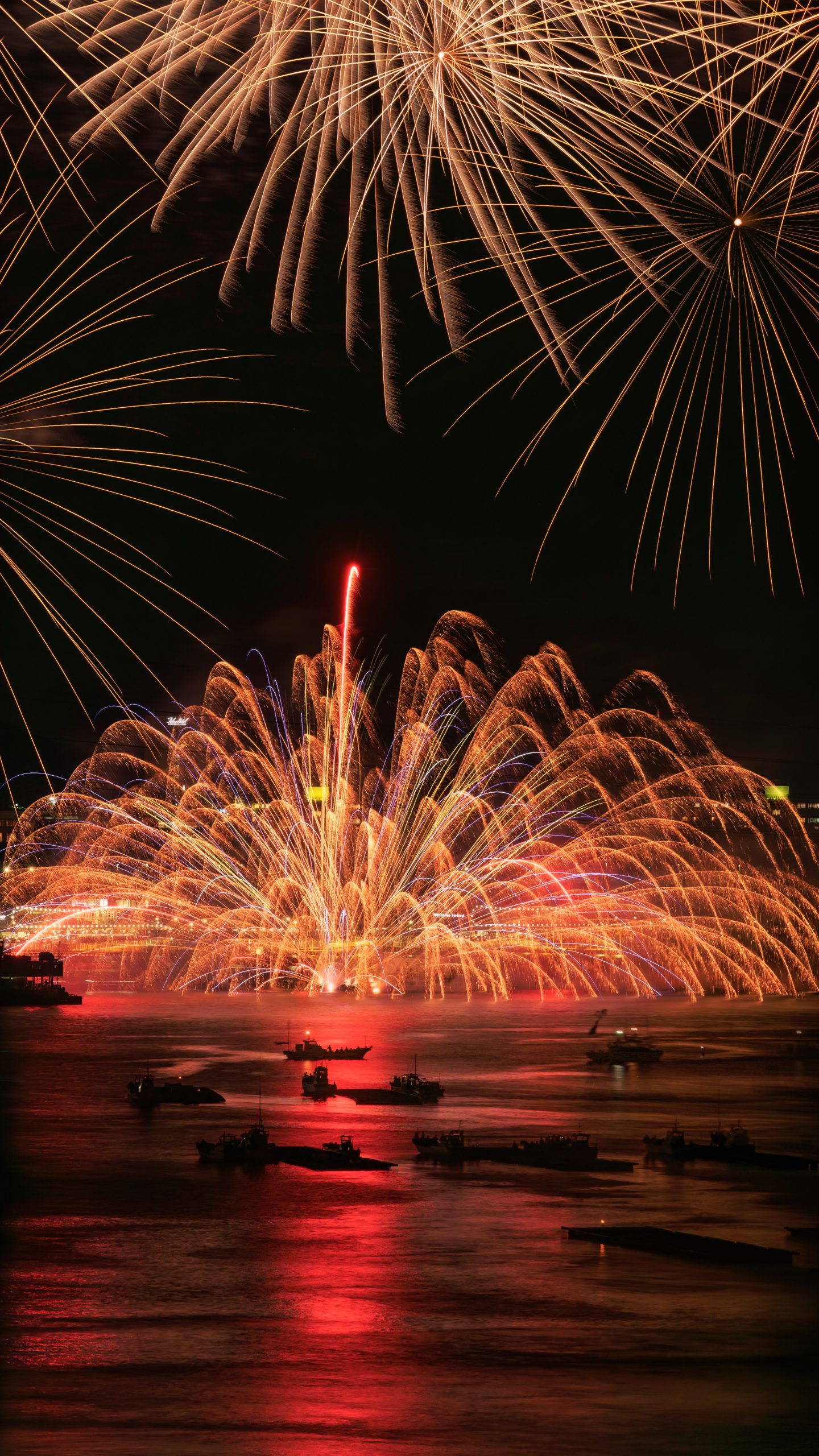 無料スマホ壁紙 海上自爆。AndroidとiPhoneに対応した4K高画質の無料待ち受け画像。三重県鳥羽市の鳥羽みなとまつりで撮影したフリー写真素材