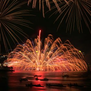 無料スマホ壁紙 海上自爆。AndroidとiPhoneに対応した4K高画質の無料待ち受け画像。三重県鳥羽市の鳥羽みなとまつりで撮影したフリー写真素材