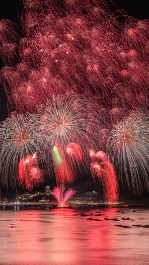 運気が上がる待ち受け 赤い弾幕のような連発花火。AndroidとiPhoneに対応した4K高画質の無料スマホ壁紙。三重県鳥羽市の鳥羽みなとまつりで撮影したフリー写真素材