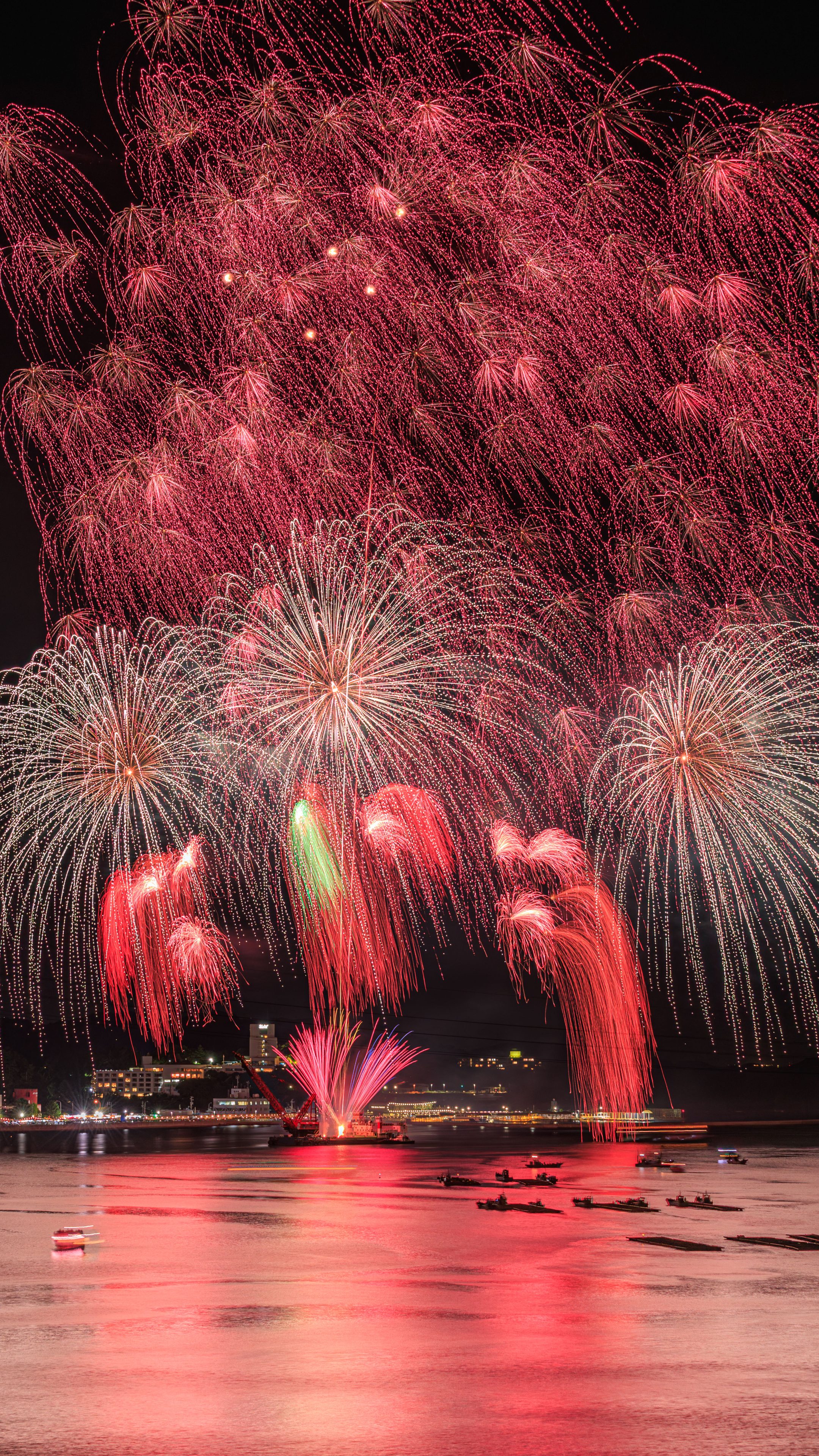 運気が上がる待ち受け 赤い弾幕のような連発花火。AndroidとiPhoneに対応した4K高画質の無料スマホ壁紙。三重県鳥羽市の鳥羽みなとまつりで撮影したフリー写真素材