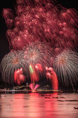 鳥羽みなとまつりの写真「赤い弾幕のような連発花火」