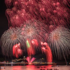 鳥羽みなとまつりの写真「赤い弾幕のような連発花火」