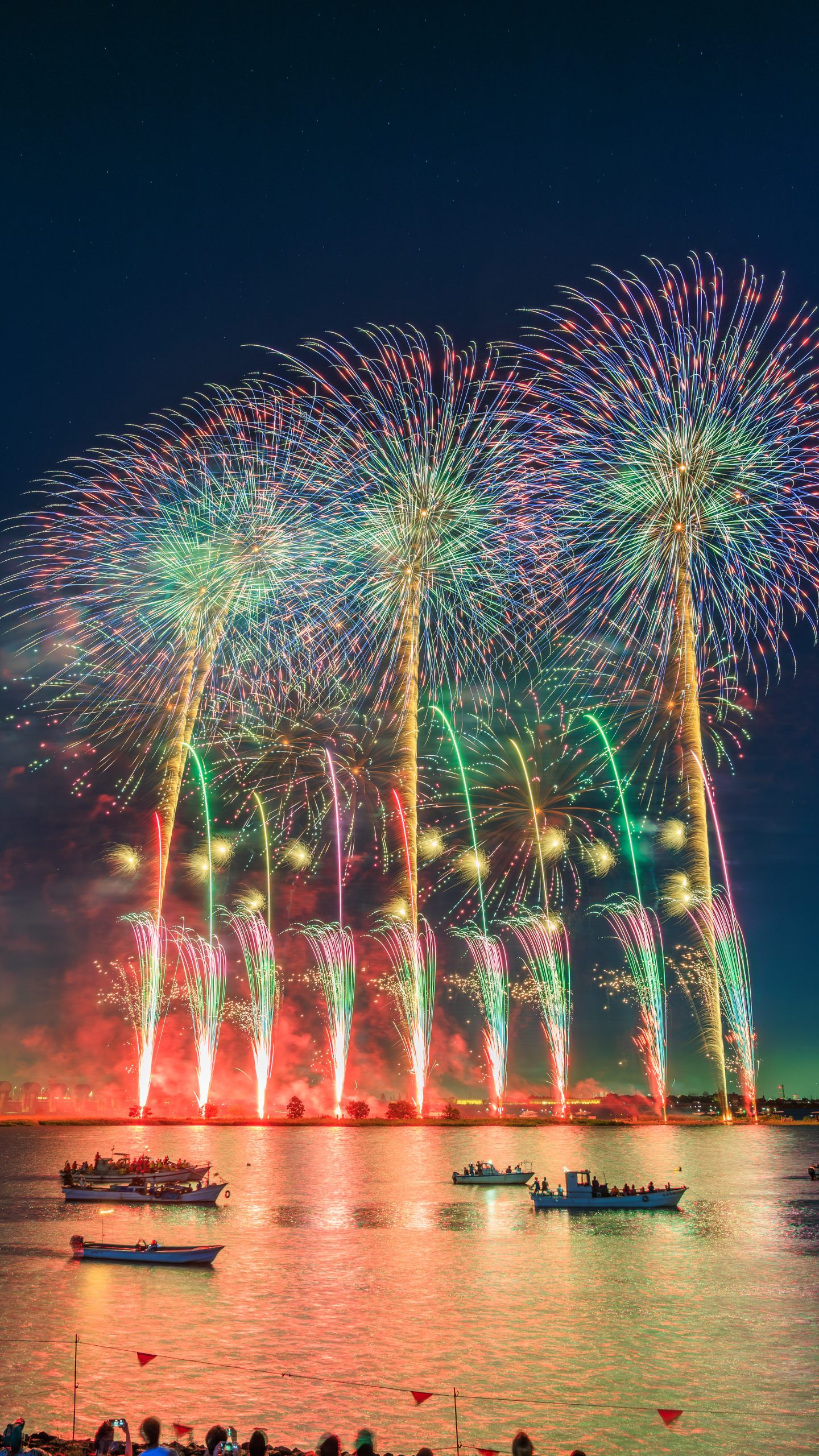 無料スマホ壁紙 青の連発花火。AndroidとiPhoneに対応した4K高画質の無料待ち受け画像。三重県桑名市の桑名水郷花火大会で撮影したフリー写真素材