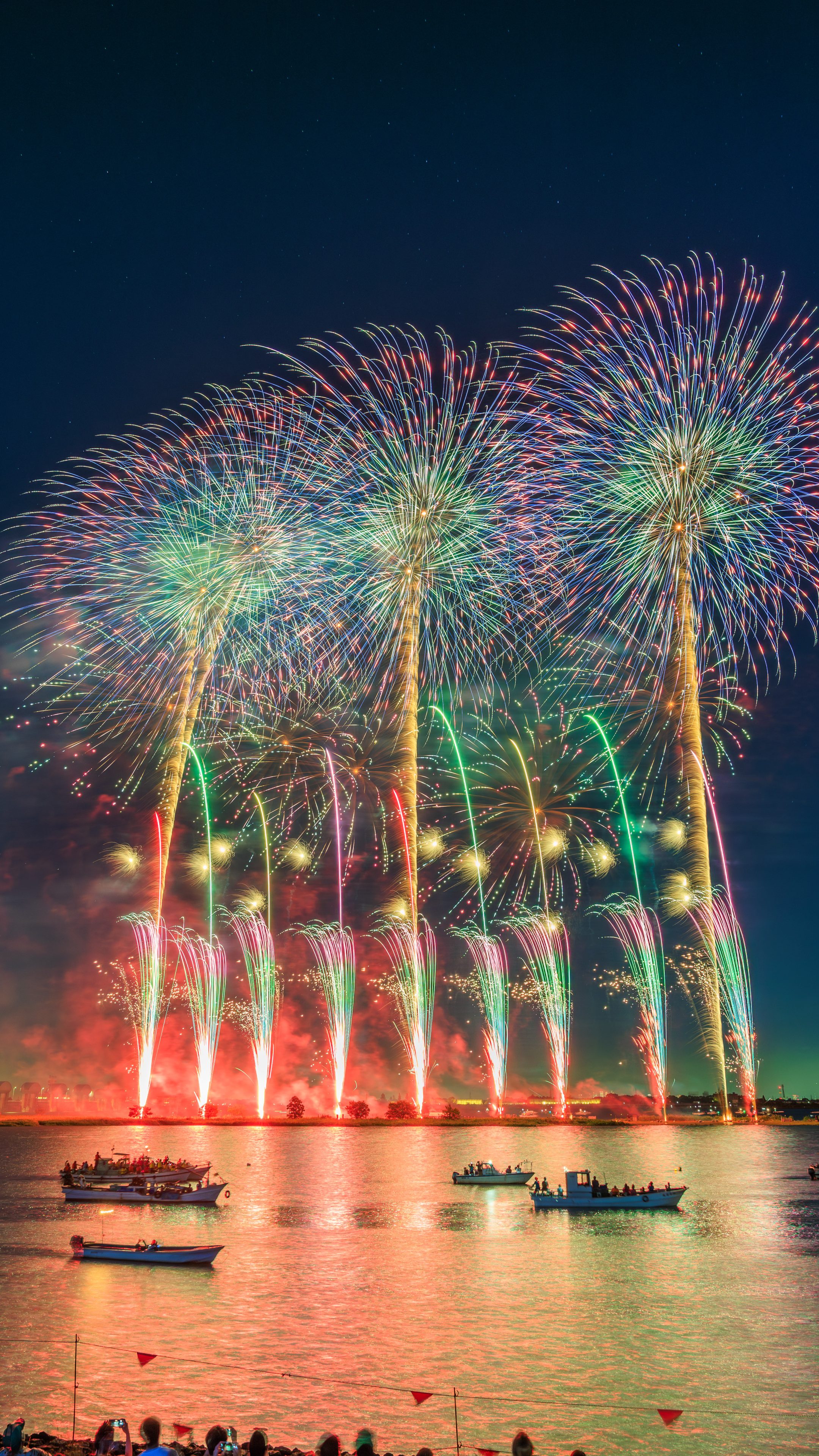 無料スマホ壁紙 青の連発花火。AndroidとiPhoneに対応した4K高画質の無料待ち受け画像。三重県桑名市の桑名水郷花火大会で撮影したフリー写真素材
