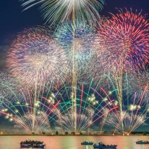 桑名水郷花火大会の写真「虹色に輝く豪華な連発花火」