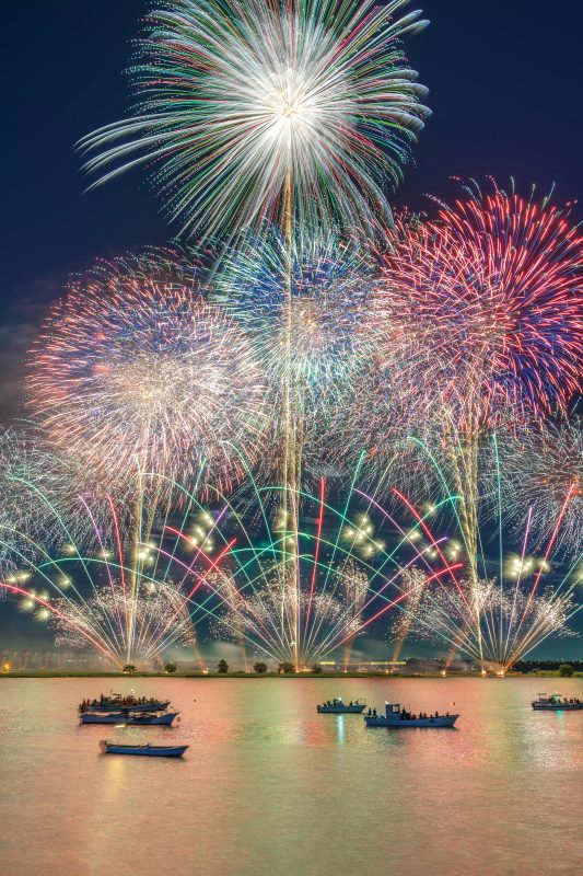 桑名水郷花火大会の写真「虹色に輝く豪華な連発花火」