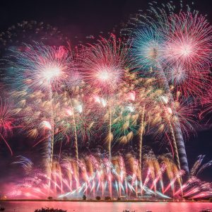 無料スマホ壁紙 ピンクに染まる夜空と揖斐川の花火。AndroidとiPhoneに対応した4K高画質の無料待ち受け画像。三重県桑名市の桑名水郷花火大会で撮影したフリー写真素材