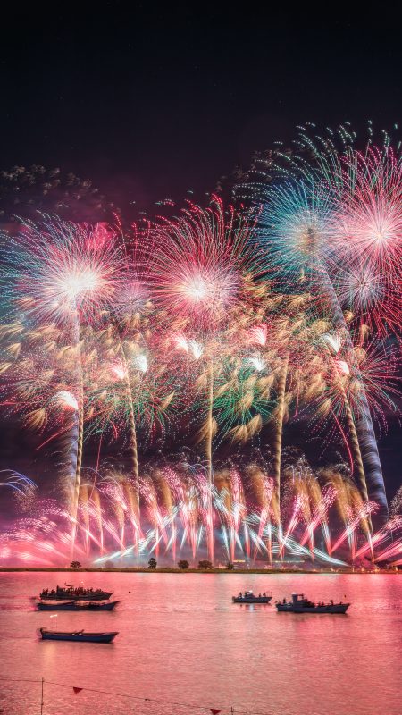 桑名水郷花火大会の写真「ピンクに染まる夜空と揖斐川の花火」