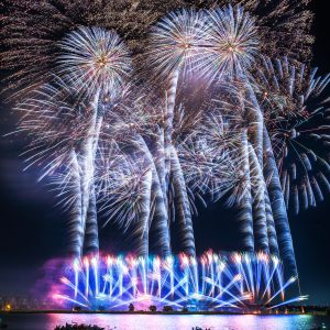 桑名水郷花火大会の写真「青と黄色の連発花火」