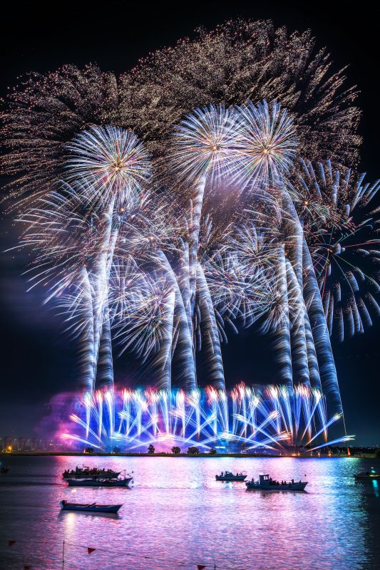 桑名水郷花火大会の写真「青と黄色の連発花火」