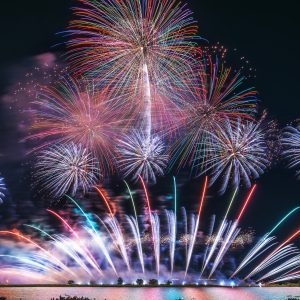 桑名水郷花火大会の写真「レインボーが連なる連発花火」