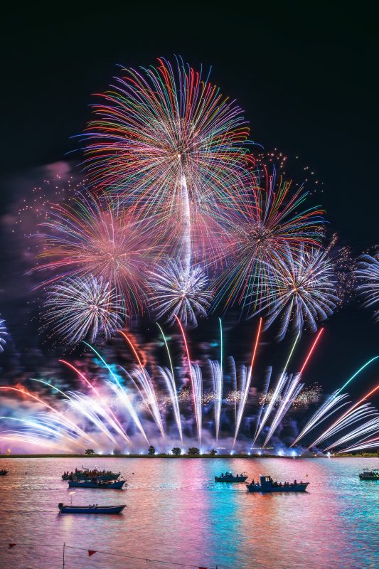 桑名水郷花火大会の写真「レインボーが連なる連発花火」