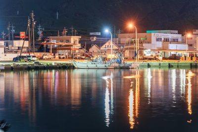 尾鷲港の写真「水面に映る尾鷲の夜景」