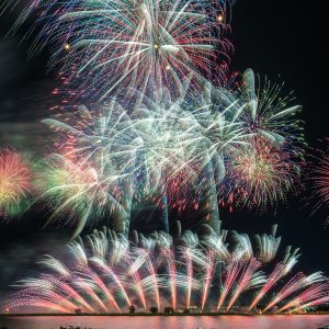 無料スマホ壁紙 彩り豊かな連発花火。AndroidとiPhoneに対応した4K高画質の無料待ち受け画像。三重県桑名市の桑名水郷花火大会で撮影したフリー写真素材