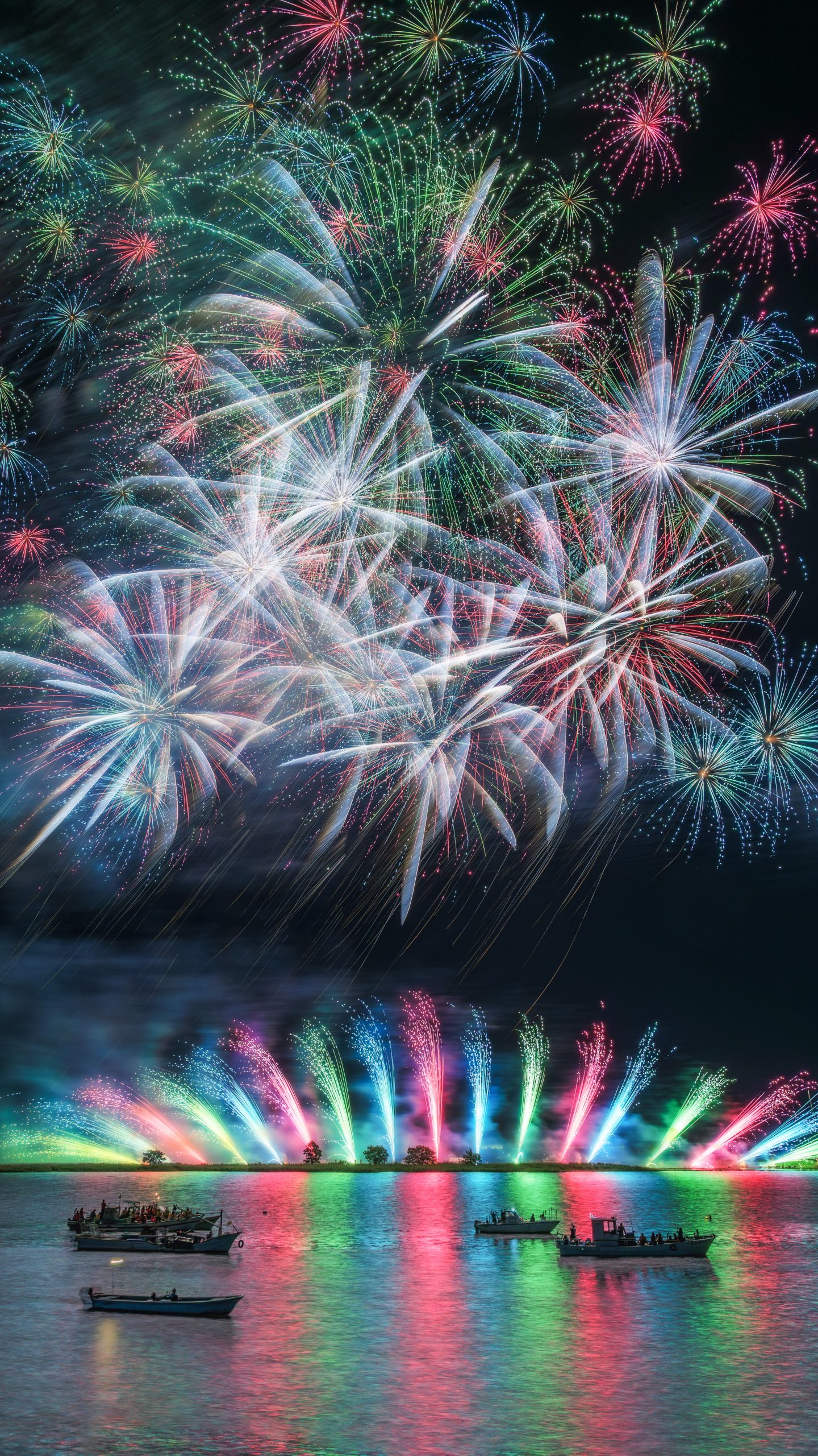 無料スマホ壁紙 彩色千輪。AndroidとiPhoneに対応した4K高画質の無料待ち受け画像。三重県桑名市の桑名水郷花火大会で撮影したフリー写真素材