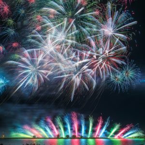 無料スマホ壁紙 彩色千輪。AndroidとiPhoneに対応した4K高画質の無料待ち受け画像。三重県桑名市の桑名水郷花火大会で撮影したフリー写真素材