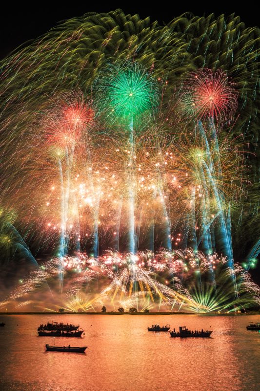 桑名水郷花火大会の写真「色鮮やかな連発花火」