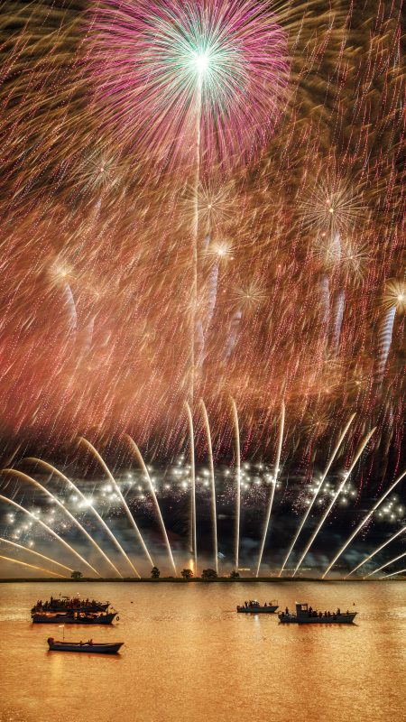 桑名水郷花火大会の写真「２尺玉と連発花火と揖斐川」