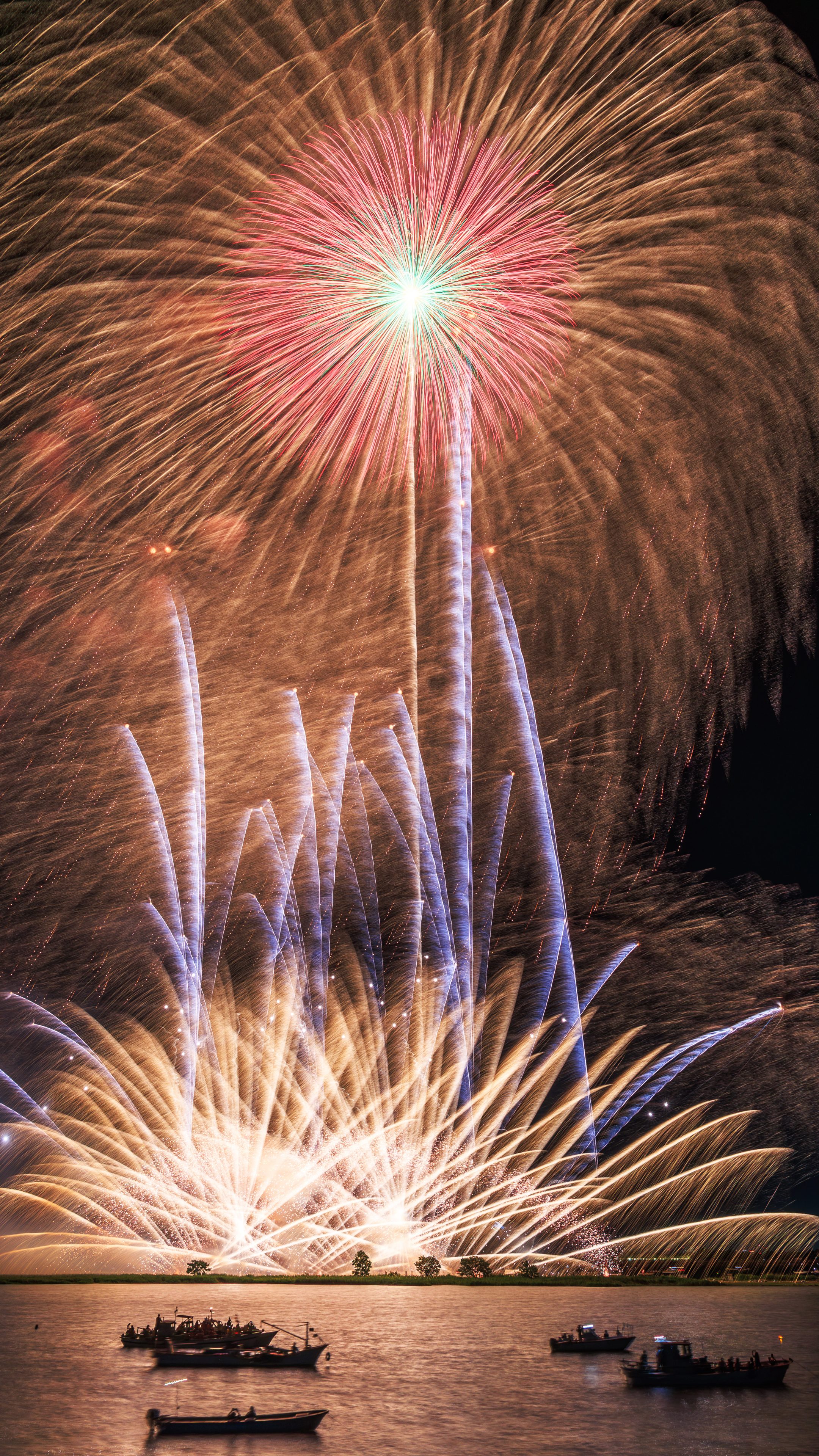 無料スマホ壁紙 ２尺玉と連発花火。AndroidとiPhoneに対応した4K高画質の無料待ち受け画像。三重県桑名市の桑名水郷花火大会で撮影したフリー写真素材