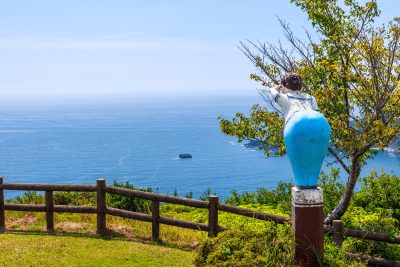 フリー写真素材「プリケツが眺める海」