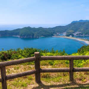 無料壁紙 展望台越しに眺める相賀浦ニワ浜。PCとデスクトップ壁紙に最適な4K高画質の無料壁紙。三重県南伊勢町の南海展望台で撮影したフリー写真素材