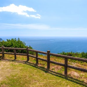 無料壁紙 展望台越しに眺める太平洋。PCとデスクトップ壁紙に最適な4K高画質の無料壁紙。三重県南伊勢町の南海展望台で撮影したフリー写真素材