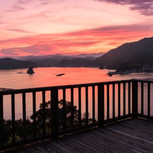 無料壁紙 茜色に染まる空。PCとデスクトップ壁紙に最適な4K高画質の無料壁紙。三重県南伊勢町の中ノ磯展望台で撮影したフリー写真素材