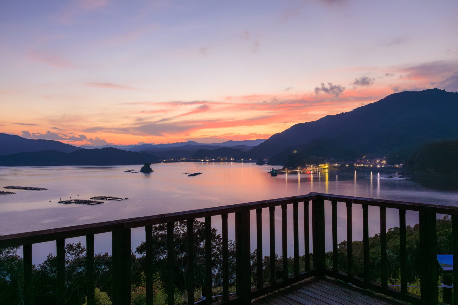 無料壁紙 展望台から眺める夕焼けと夜景。PCとデスクトップ壁紙に最適な4K高画質の無料壁紙。三重県南伊勢町の中ノ磯展望台で撮影したフリー写真素材