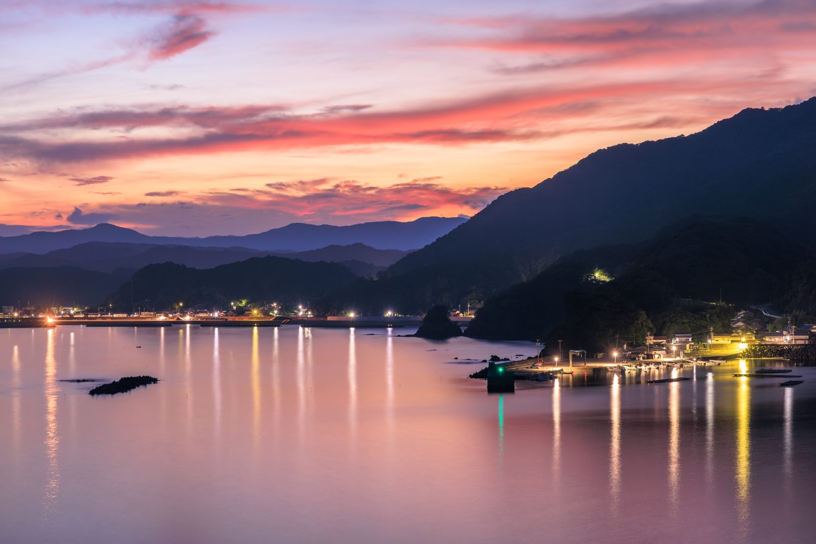 無料壁紙 慥柄浦〜贄浦の夜景。PCとデスクトップ壁紙に最適な4K高画質の無料壁紙。三重県南伊勢町の中ノ磯展望台で撮影したフリー写真素材