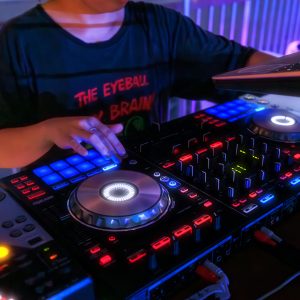 DJブースのターンテーブル