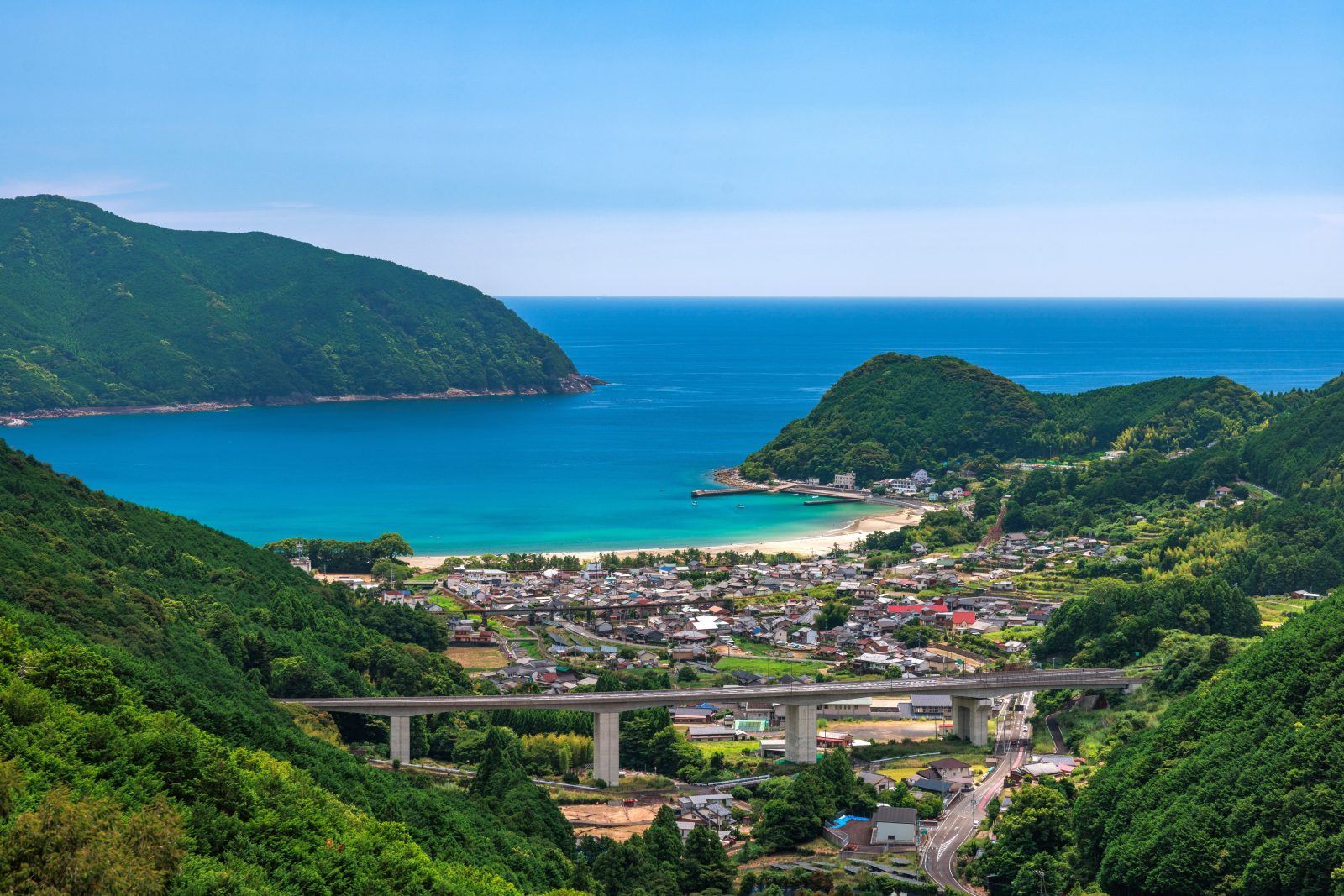 新鹿海水浴場の写真「新鹿町の町並み」