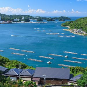 無料壁紙 新緑に染まる鳥羽湾。PCとデスクトップ壁紙に最適な4K高画質の無料壁紙。三重県鳥羽市の鳥羽湾で撮影したフリー写真素材