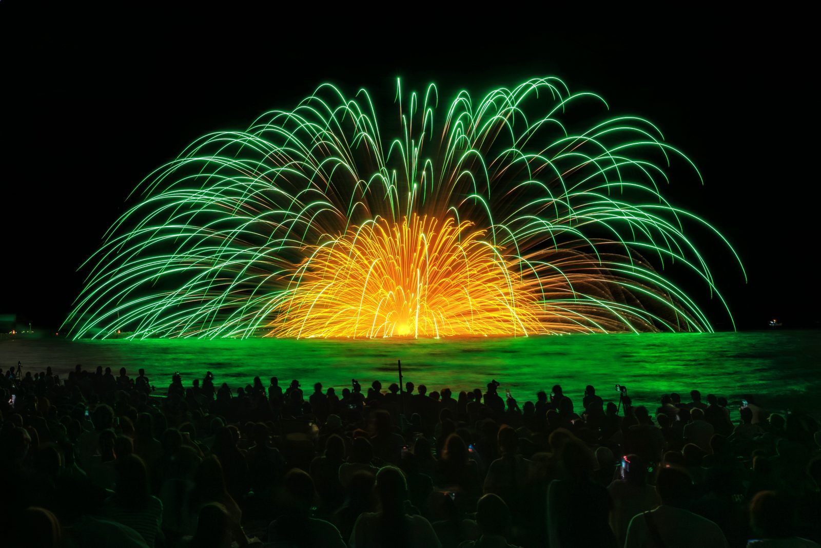 鈴鹿げんき花火大会の写真「緑色の海上自爆」