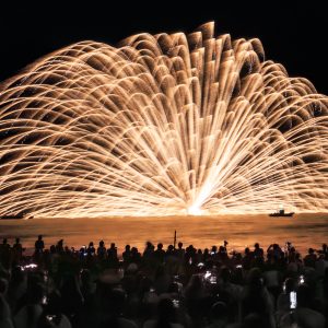 鈴鹿げんき花火大会の写真「2024年の三尺玉海上自爆」