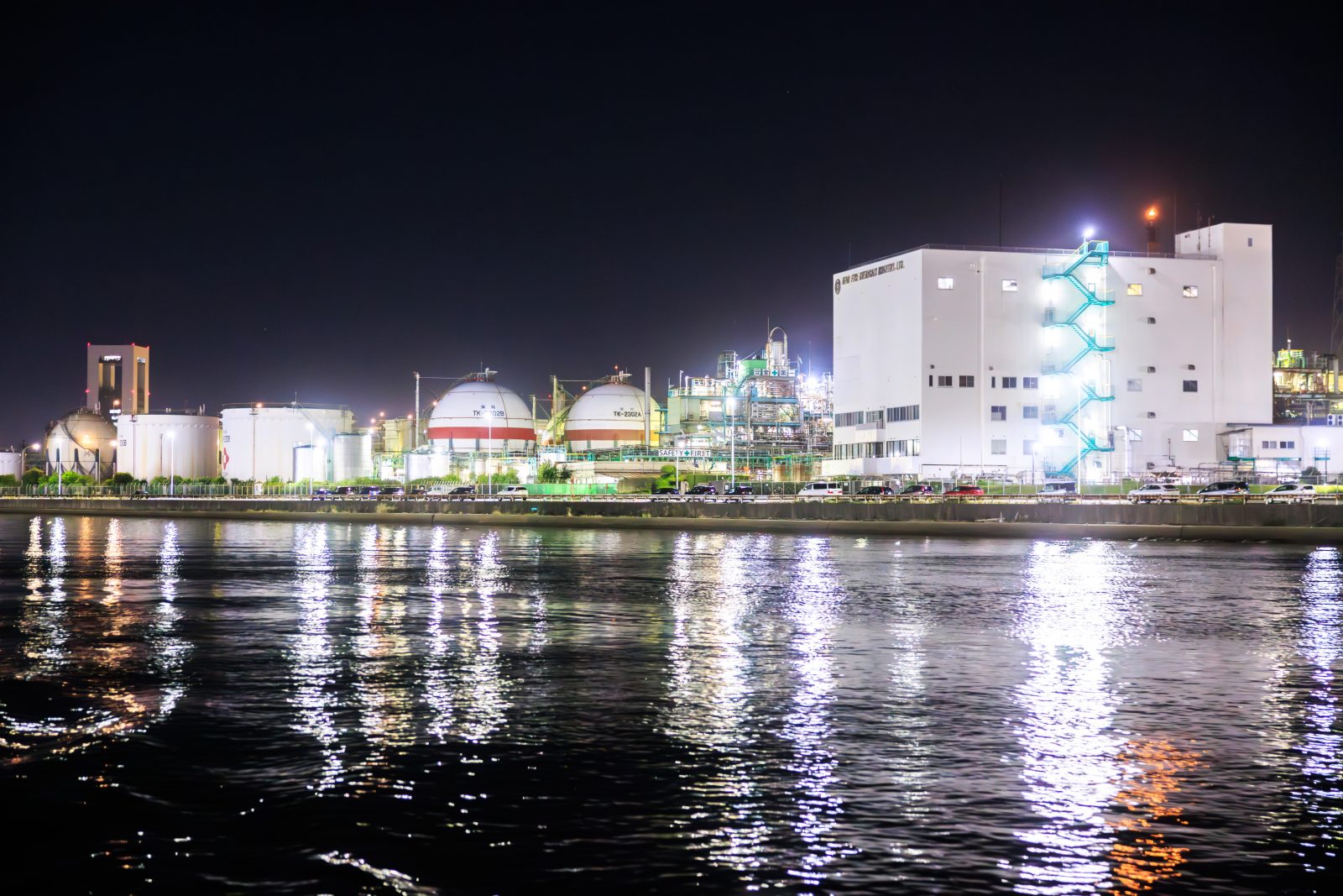 四日市コンビナート夜景クルーズの写真「クルーズから眺める霞ヶ浦の工場夜景」