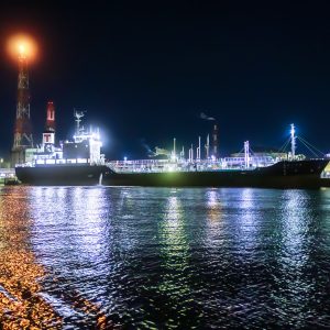 四日市コンビナート夜景クルーズの写真「クルーズから眺める巨大な船」