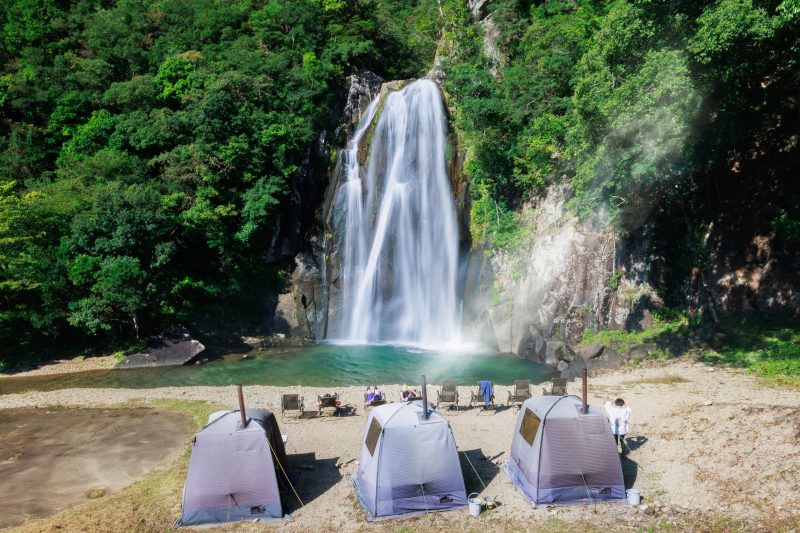 飛雪の滝キャンプ場の写真「テントサウナから煙が出る光景」